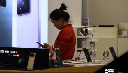 “陪笑俩小时卖不出一台”,曾躺着都赚钱的县城手机店正在慢慢“死亡”