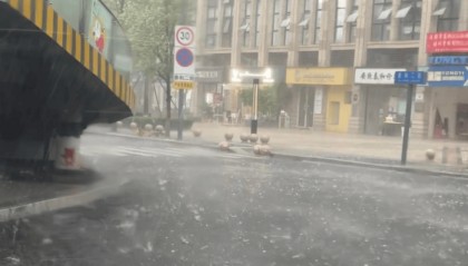 强对流天气来袭 成都市区下起大拇指头大小的冰雹