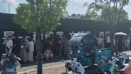 揭秘“鸡排哥”和“鸡排家族”：没火前他免费教亲戚炸鸡摆摊，走红后亲戚都来帮忙打下手