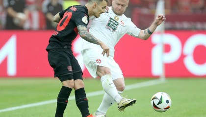 江原FC绝杀被判无效！任意球越位引发的战术争议与球迷反应