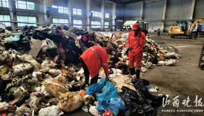 暖新闻被批“冷血”，环卫工翻8吨垃圾找儿童手表值不值？