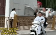 陕西一男子骑电动车时不停理发,被罚款500元、驾驶证记9分;民警呼吁公众注意电动车出行安全
