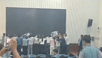 家长跪地被学生轮流踩踏，校方凌晨道歉