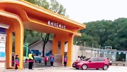 官方通报“小学生校门口列队敬礼迎车辆入校”！