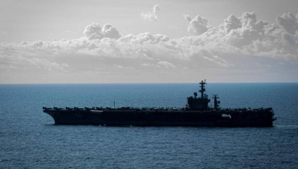 美军航母逼近黄岩岛，055率队大胆插入美军舰队，横刀立马给尼米兹号来了个下马威！