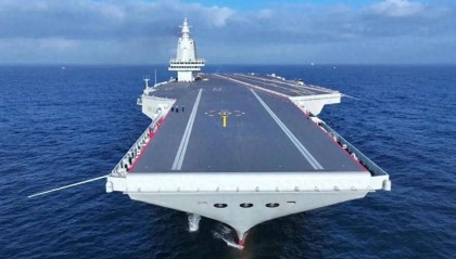 福建舰刚入列，004核航母就传来好消息？排水量或超10万吨，90架舰载机激光武器