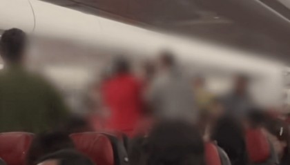 多名乘客在飞机上打架？航班在成都落地，警方到场，3人被拘