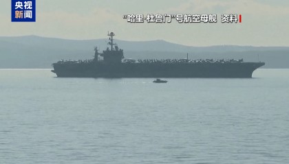 连损3架战机,撞了1艘商船后,美国航母走了!被胡塞武装“追着打”,已有4艘美军航母被“赶跑”……