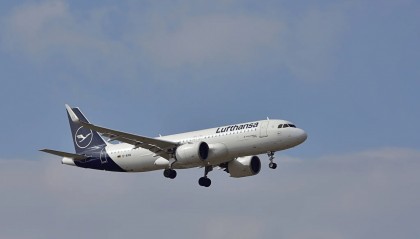 机长上厕所,副机长晕倒!德国一载205人客机“无人驾驶”飞行10分钟