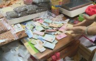 广东一男子两三年持续往批发店无故扔钱,店主:每次他都不承认,还钱还把钱送回来