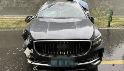 夫妻自驾游途中汽车撞上山体，湖北一途经民警为救人被车门夹断手指正接受治疗