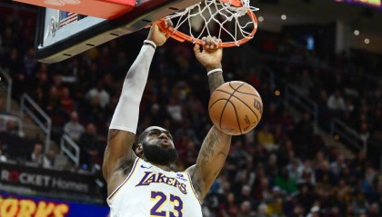 詹姆斯或将加盟独行侠！湖人交易方案引发热议