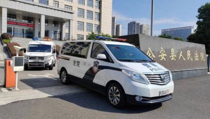 医生将350万灰色收入存入原保姆账户，保姆大额打赏男主播