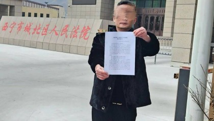 母亲派出所里遭民警责骂，男子插话后被拖进女厕群殴：涉案民警获刑8个月，两名辅警缓刑