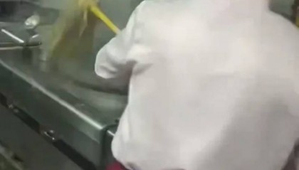 北京一家医院后厨有人用拖把擦洗锅具!院方称系外包员工摆拍