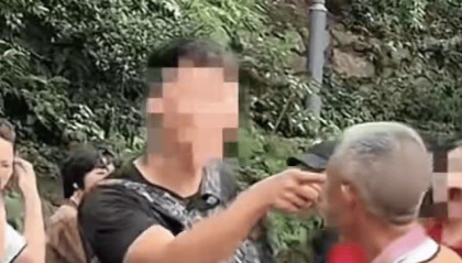 贵阳一景区保安大爷用弹弓赶猴子，被自称南京游客指着骂，景区：用的空弹，猴子易伤人