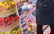 3岁幼童误拿泡泡糖母亲赔偿60元，超市称孩子还偷了数千元商品？“好想来”回应：已成立工作组核查