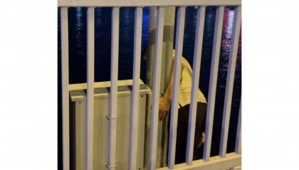 中年男子欲轻生跳桥，外地旅游女子和朋友将其劝回：你想喝酒我们陪你一起，没什么过不去的