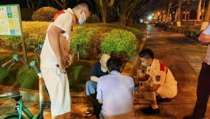 厦门一市民醉卧马路中央 厦门大学附属中山医院医生开展院外急救