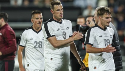 亚预赛离奇一幕：最后3分钟，澳大利亚球员颠起了球，根本不想赢中国队，着急跟裁判握手