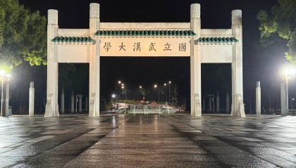 凌晨探访暴雨后的武汉:工作人员连夜清理退水路段,有车辆正常往来