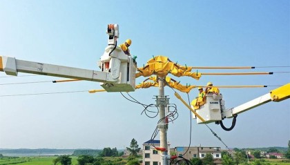江西进贤：带电作业让64.79万用户享受“无感”电力升级