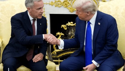 中加已经谈拢？王毅挂断加外长电话，卡尼总理下令不惜一切代价要摆脱美国