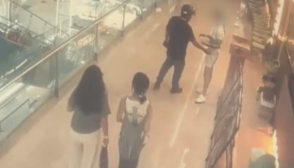 襄阳女店员迎客时疑被路过男子伸手性骚扰,店长冲出第一时间制服,当地:男子已被行拘