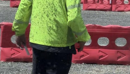 交警身上叮满蚊子，拍摄者：我们车窗都不敢摇下来，他们真的很不容易