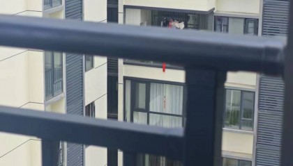 广州一小区有住户阳台挂横幅抗议“天价”停车费,回应:每月450元,属正常价格