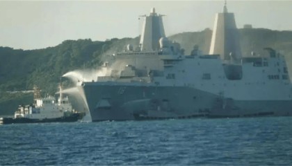 军舰燃烧15小时！美疯狂向日本求救，背后藏着个最不愿说的痛点