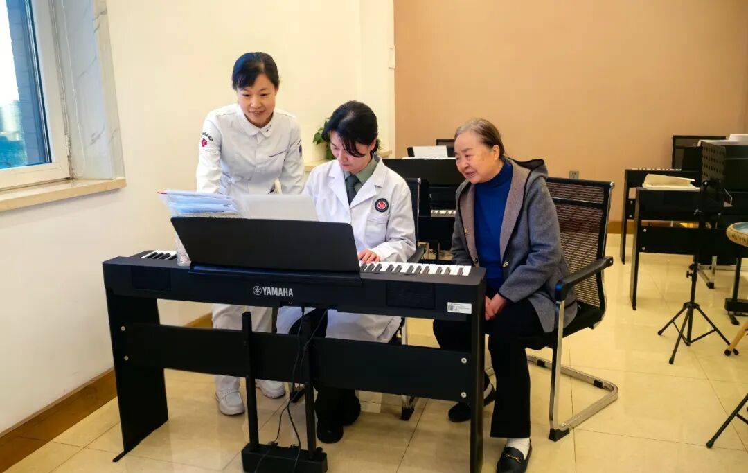 情暖重阳送健康，爱暖夕阳护安康！