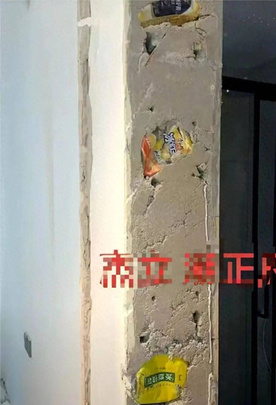 杭州一精装楼盘墙体内嵌进四个饮料瓶!开发商:不排除当时现场材料不够,已对当事施工人员进行处理