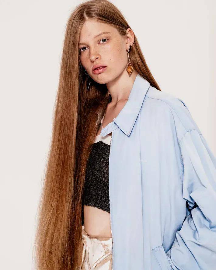 马斯克21岁女儿:改名字、换性别、与父亲决裂后,靠当模特力争经济独立