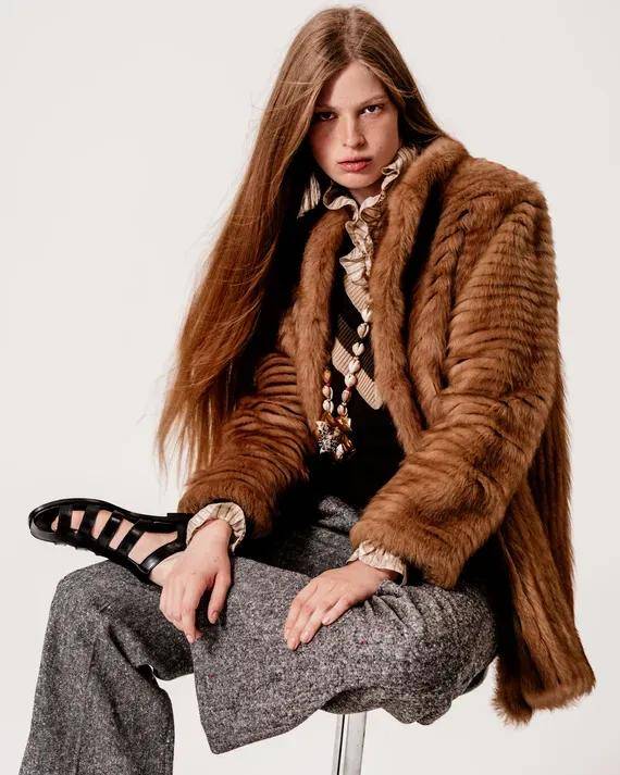 马斯克21岁女儿:改名字、换性别、与父亲决裂后,靠当模特力争经济独立