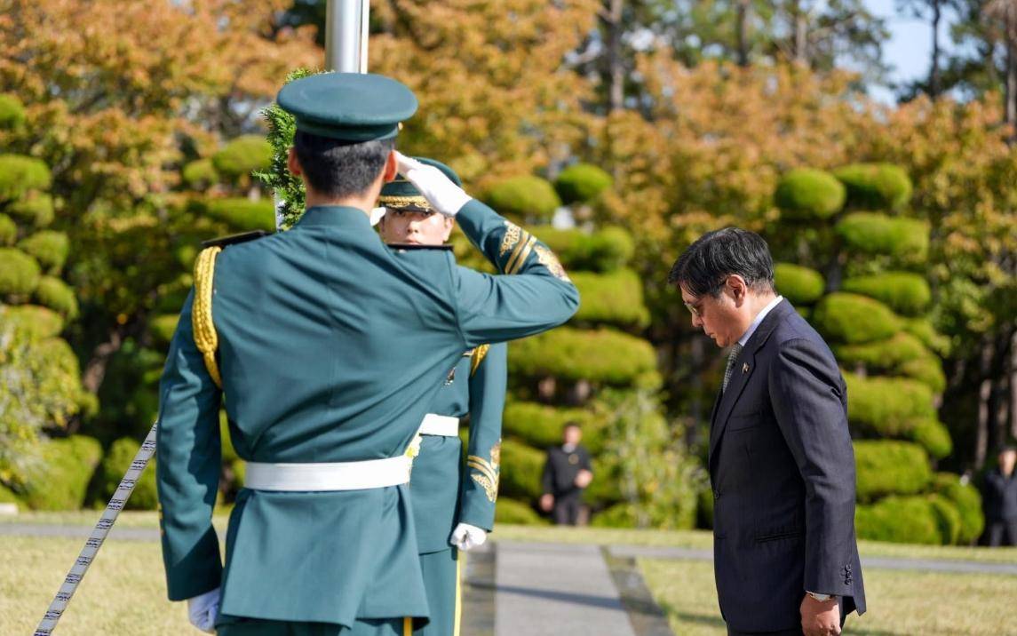 美军再度遭遇耻辱时刻：中国海军6艘战舰包围，815舰插入南海演习