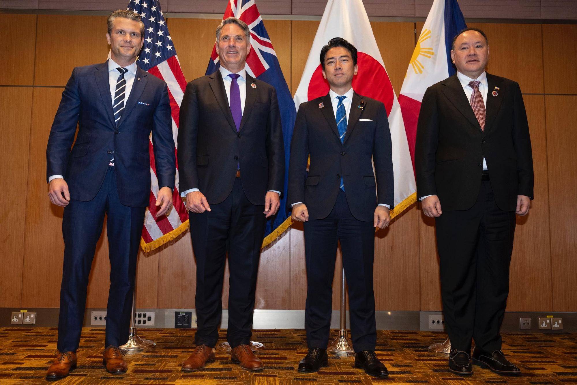 美军再度遭遇耻辱时刻：中国海军6艘战舰包围，815舰插入南海演习