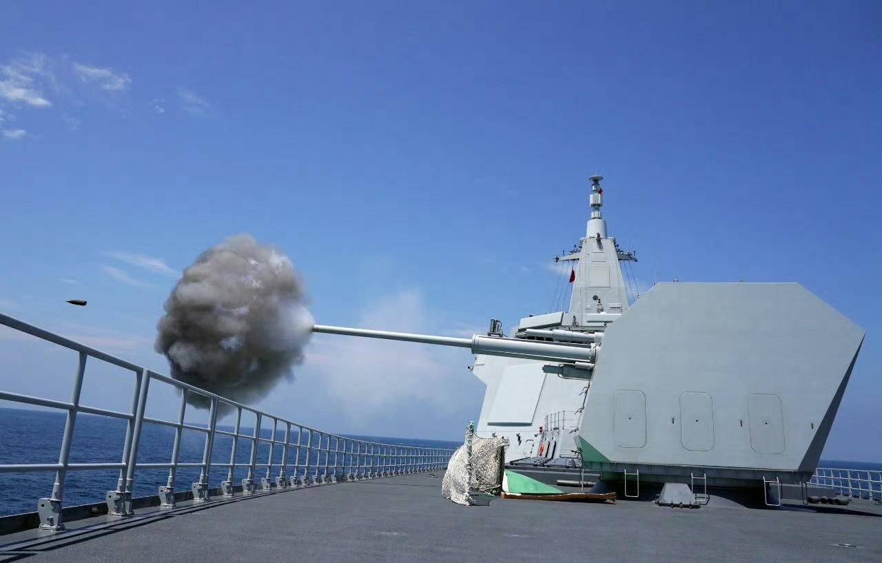 美军再度遭遇耻辱时刻：中国海军6艘战舰包围，815舰插入南海演习